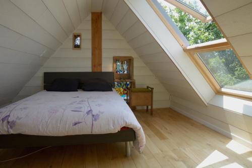 een slaapkamer met een bed op zolder bij Mousterlin Cottage in Fouesnant