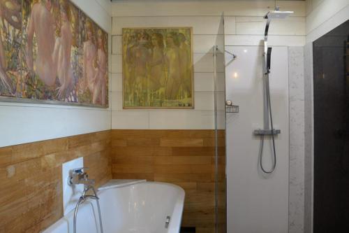 een badkamer met een douche en een bad bij Mousterlin Cottage in Fouesnant
