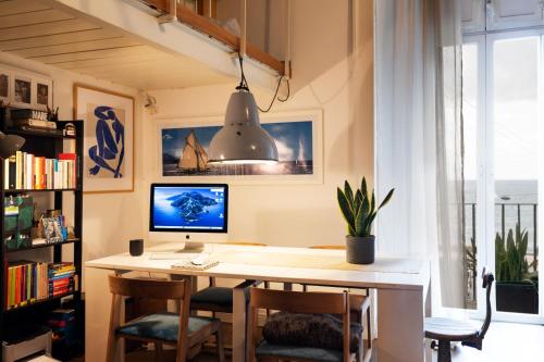 ein Heimbüro mit einem Schreibtisch und einem Computer darauf in der Unterkunft southsidehouse in Neapel