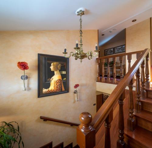 a staircase with a painting of a dog on the wall at El Descanso de Wendy in Astorga