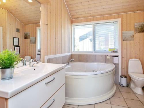 Et badeværelse på Three-Bedroom Holiday home in Otterup 4