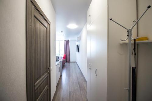 エカテリンブルクにあるAllen Park in Radiusの廊下、ドア、キッチンが備わる客室です。