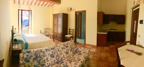 a living room with a bed and a couch at Agriturismo "Le Piagge" in Castelplanio