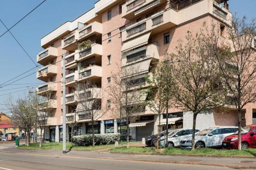 un condominio con auto parcheggiate di fronte di Golden Suite apartment & day use a Milano