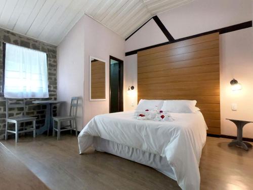 Un pat sau paturi într-o cameră la Pousada Vale da Mata