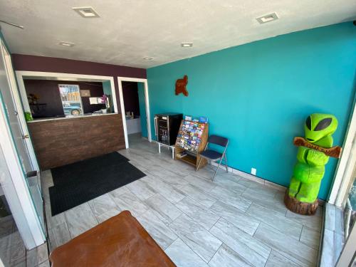 a living room with a blue wall and a counter at Budget Inn in Roswell