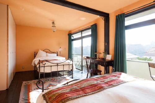 八王子的住宿－Villa Takaosan，一间卧室设有一张床和一个美景窗户。