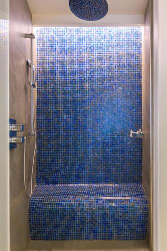 Bilik mandi di Mövenpick Hotel du Lac Tunis