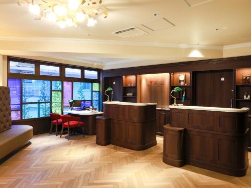 a bar in a hotel lobby with a table and chairs at Hotel Wing International Select Ikebukuro in Tokyo