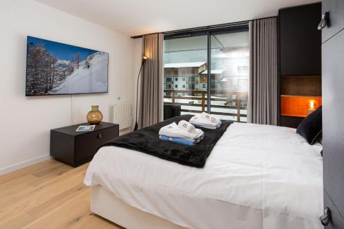 Un pat sau paturi într-o cameră la La Cordee 612 apartment- Chamonix All Year