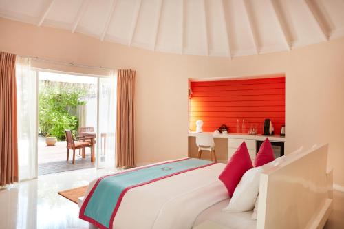 Ein Bett oder Betten in einem Zimmer der Unterkunft Sun Siyam Vilu Reef