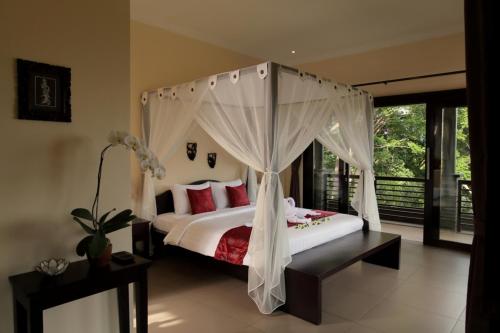 Letto o letti in una camera di VILLA CAHAYA Perfectly formed by the natural surrounding and Balinese hospitality