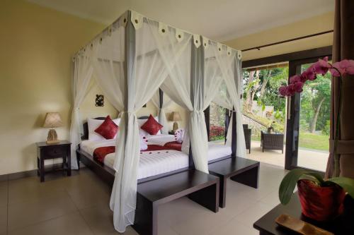 Galeriebild der Unterkunft VILLA CAHAYA Perfectly formed by the natural surrounding and Balinese hospitality in Lovina