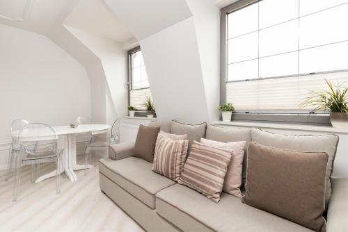 uma sala de estar com um sofá e uma mesa em Apartments Tartaczna 2 - Gdansk Old Town by Renters em Gdansk