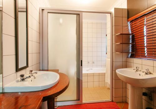 Phòng tắm tại Waterkloof Apartments