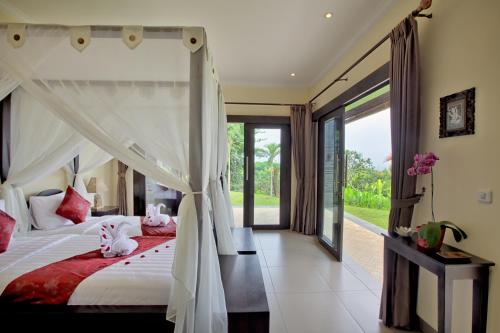 Letto o letti in una camera di VILLA CAHAYA Perfectly formed by the natural surrounding and Balinese hospitality