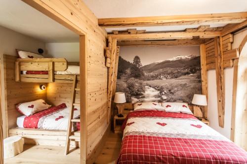 sypialnia z 2 łóżkami piętrowymi w drewnianym domku w obiekcie Mas dei Bati w mieście Pracorno di Rabbi