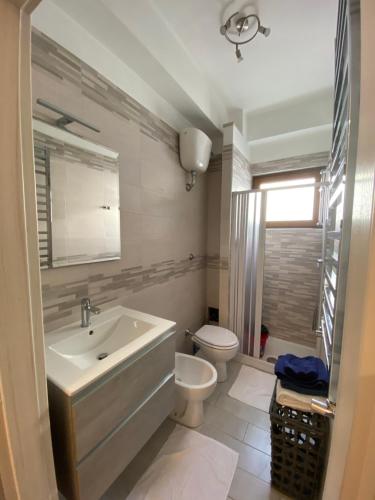 a bathroom with a sink and a toilet at Il grottino Gargano home in Rodi Garganico