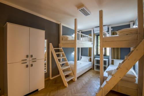 Pokój z 2 łóżkami piętrowymi i schodami w obiekcie Hostel Kyosheto w mieście Kyrdżali
