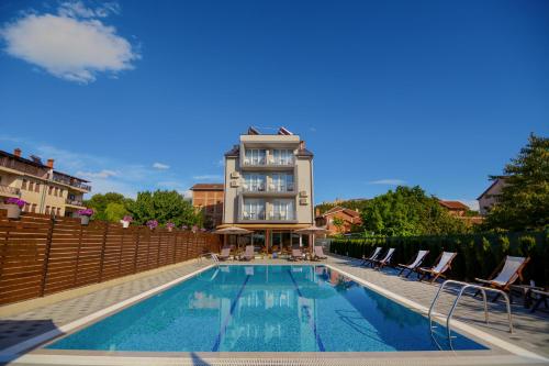 um edifício com piscina em frente a um edifício em Villa Kotlar em Ohrid