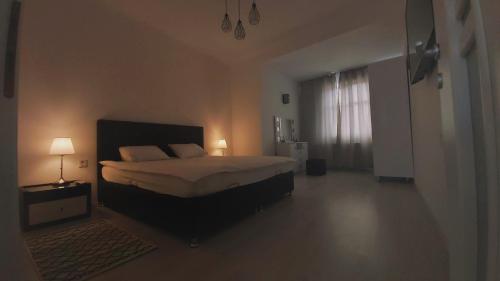 Ένα ή περισσότερα κρεβάτια σε δωμάτιο στο centralHome Ap2