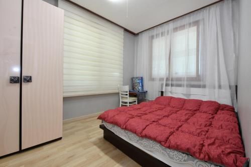 מיטה או מיטות בחדר ב-Sokcho Daemyung Pension