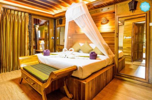 1 dormitorio con 1 cama y 1 silla en una habitación en Baan Habeebee Resort, en Ao Nang Beach