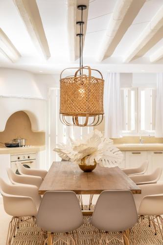 a dining room with a table and chairs at Villa Gold & White in Maragkas