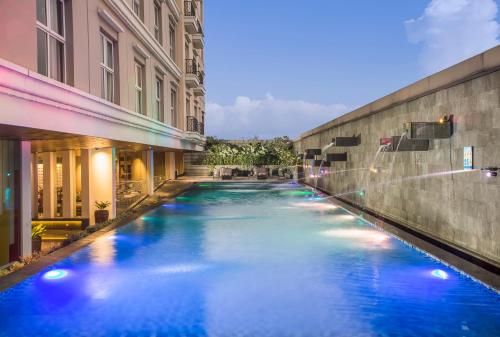 una piscina al centro di un edificio di Swiss-Belhotel Bogor a Bogor