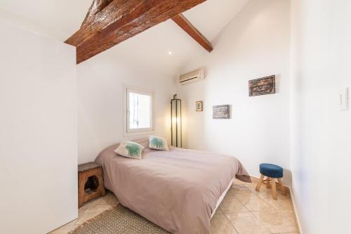 a bedroom with a bed in a room with a window at Le Kocoon hyper T3 centre proche plage in Bandol