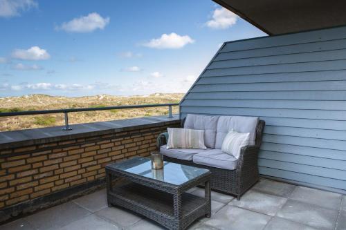 
A balcony or terrace at Paal 8 Hotel aan Zee
