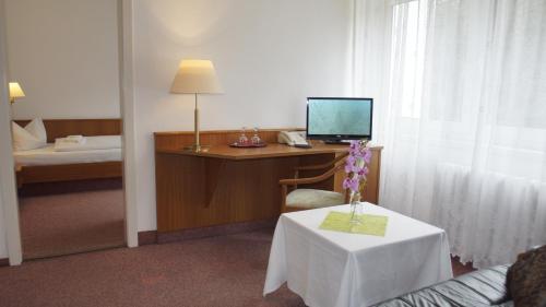 Кровать или кровати в номере Naturparkhotel Haus Hubertus