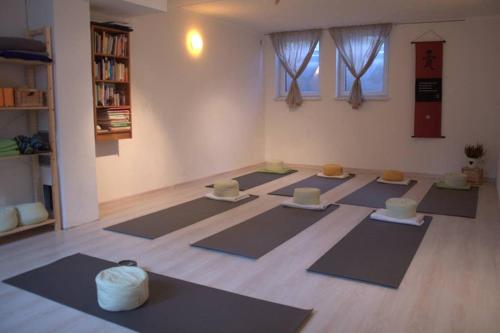 ein Zimmer mit einem Haufen Yoga-Matten auf dem Boden in der Unterkunft Ferienapartment am See mit Yogaraum und Kajak SUP Verleih in Heidesee