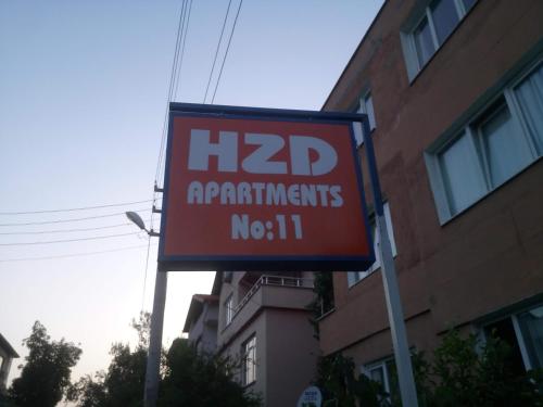 um sinal para um aparelho haciap em frente a um edifício em HZD Apartments Hostel em Fethiye