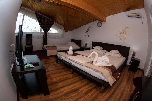 En eller flere senge i et værelse på Karol