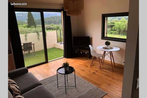 un salon avec un canapé et une table dans l'établissement Studio dans les vignes de cassis, à Cassis
