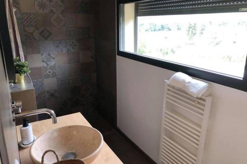 une salle de bain avec un lavabo et une fenêtre dans l'établissement Studio dans les vignes de cassis, à Cassis