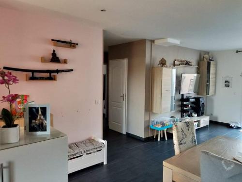 ein Wohnzimmer mit einer Küche und einem Esszimmer in der Unterkunft Villa provençale climatisée avec piscine privée in Saint-Gilles