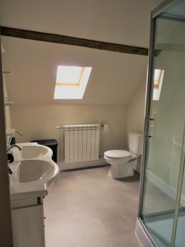 a bathroom with two sinks and a toilet at Een prachtige Gîte in Frankrijk Chez Gerard in Vieilleville