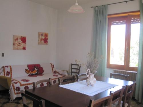 Restoran või mõni muu söögikoht majutusasutuses Casa Vacanza Isola Rossa
