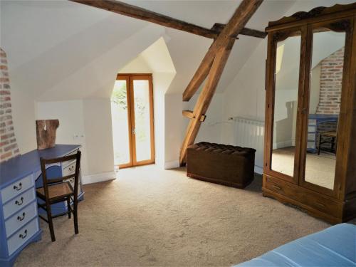 a bedroom with a desk and a chair and a mirror at Een prachtige Gîte in Frankrijk Chez Gerard in Vieilleville