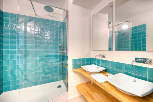 ein Bad mit 2 Waschbecken und einer Dusche in der Unterkunft Première ligne - Première conciergerie in Palavas-les-Flots