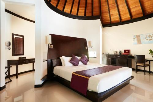 A bed or beds in a room at Sun Siyam Iru Fushi