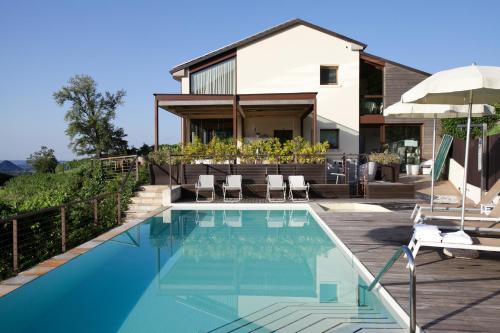 una casa con piscina di fronte a una casa di Agriturismo due Carpini a Valdobbiadene