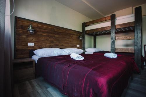 Tempat tidur dalam kamar di Ötösfogat Panzió