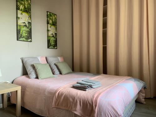 - une chambre avec un lit et 2 serviettes dans l'établissement Le Saint-Bernard, à Metz