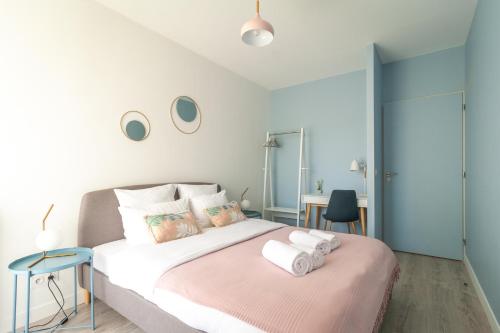 1 dormitorio con 1 cama con toallas en Mountain Suite en Annecy