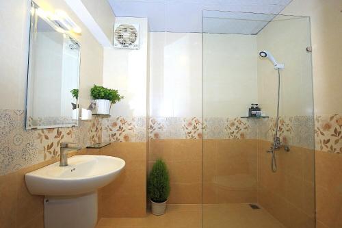 Phòng tắm tại Dan Chi Hotel