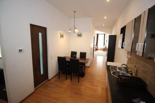 Televisyen dan/atau pusat hiburan di Main Square Apartments & More