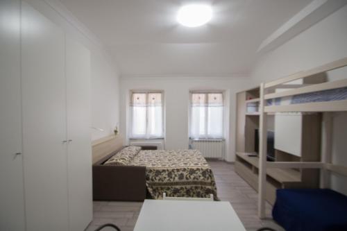 1 Schlafzimmer mit 2 Betten und 1 Etagenbett in der Unterkunft Appartamento a 3 passi dal mare in Varraze